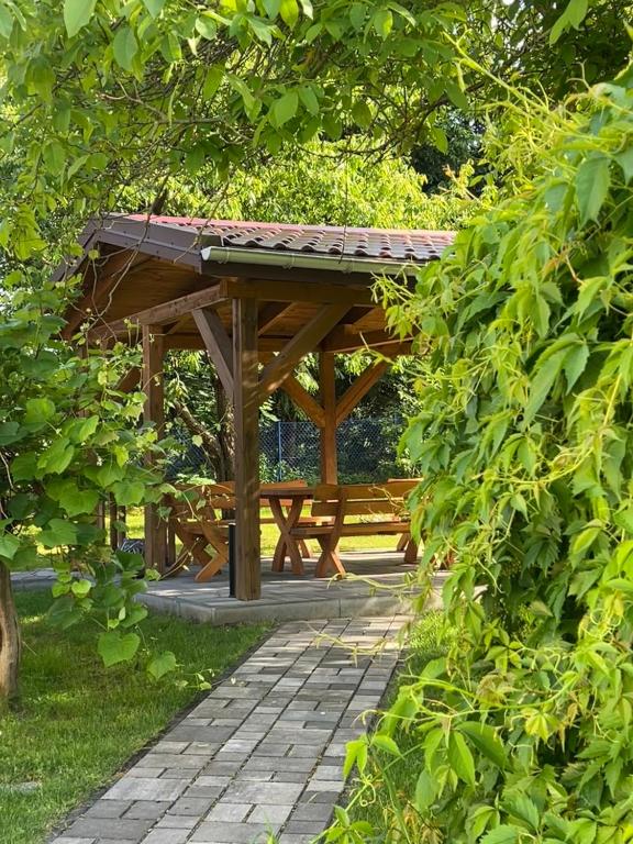 Garður fyrir utan Mazurska Zagroda - Żabi Rechot - dom - stodoła - jacuzi