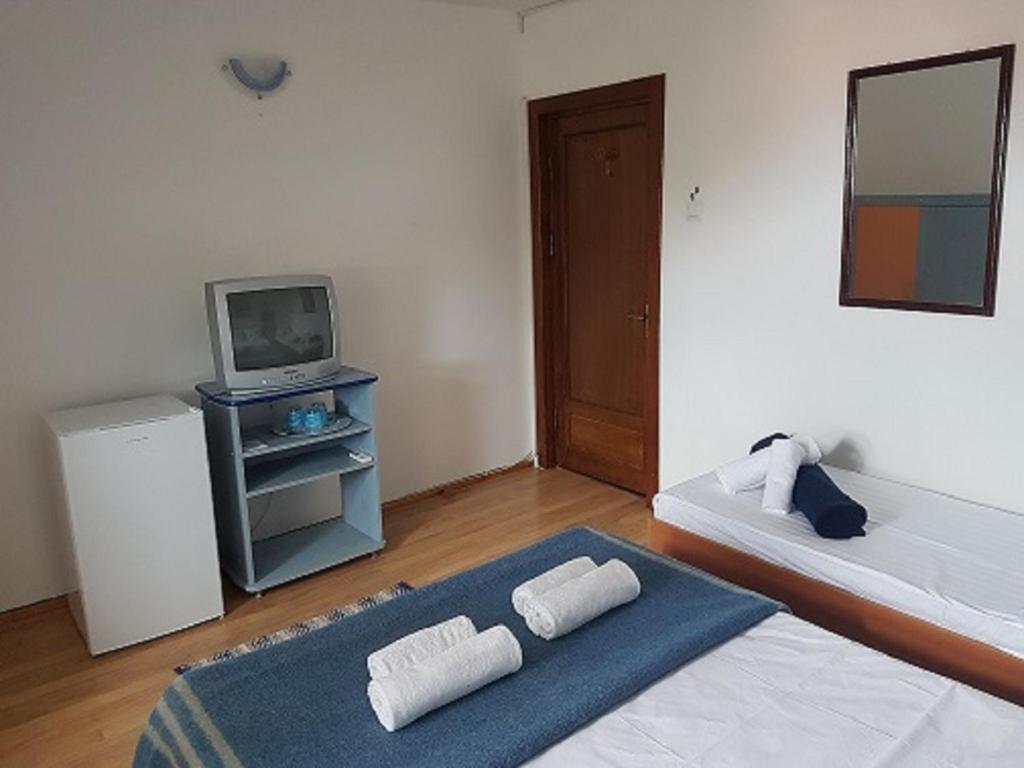 Postel nebo postele na pokoji v ubytování Pensiunea Casa Johnelly