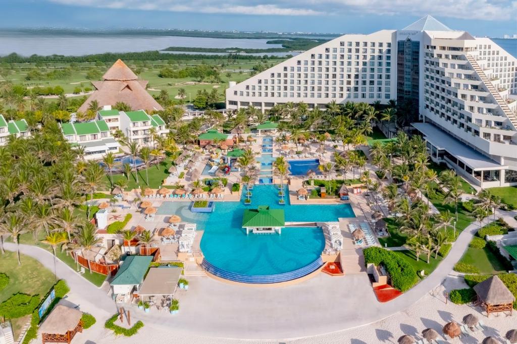 Bazén v ubytování Iberostar Selection Cancún nebo v jeho okolí