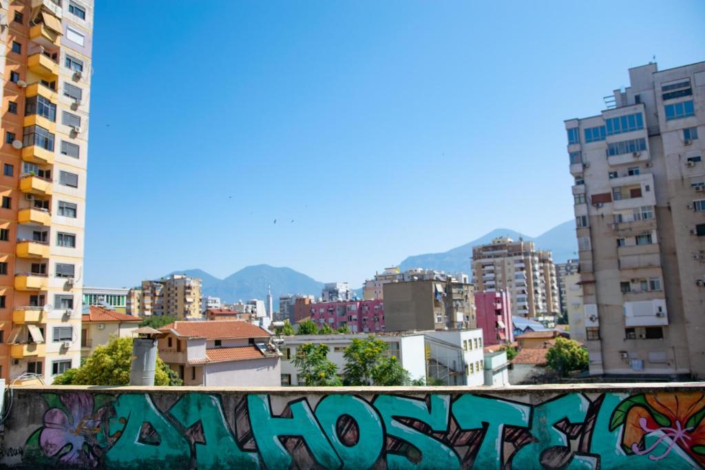 D1 Hostel في تيرانا: منظر للمدينة مع المباني والكتابات على الجدران