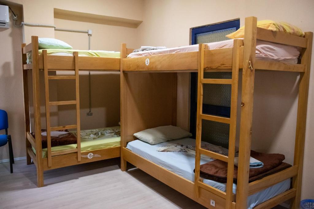 سرير أو أسرّة في غرفة في D1 Hostel