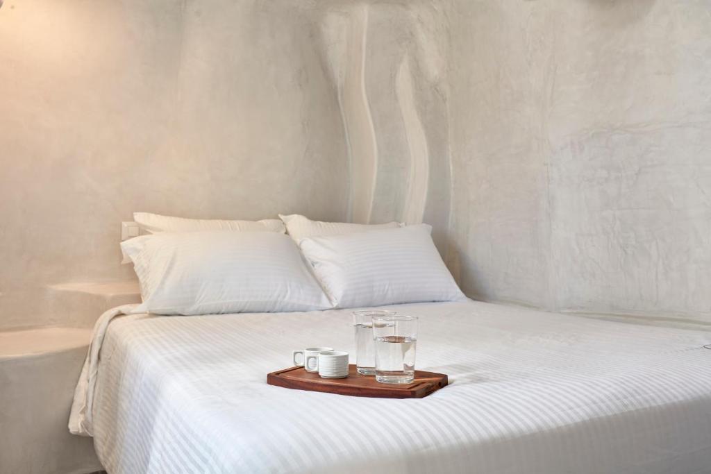 Postel nebo postele na pokoji v ubytování Mykonos Waves Beach House & Suites