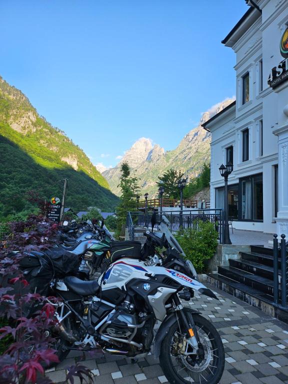 Nespecifikovaný výhled na hory nebo výhled na hory při pohledu z hotelu