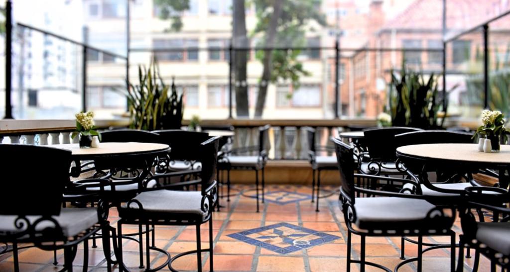 Restaurace v ubytování Hotel Estelar Suites Jones