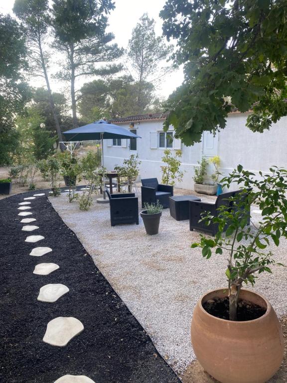 Photo de la galerie de l'établissement Bungalow avec piscine privative proche Aix en Provence, à La Barben