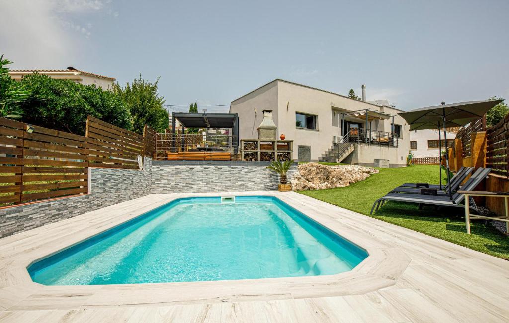 ein Swimmingpool im Hinterhof eines Hauses in der Unterkunft Pet Friendly Home In Santa Susanna in Santa Susanna