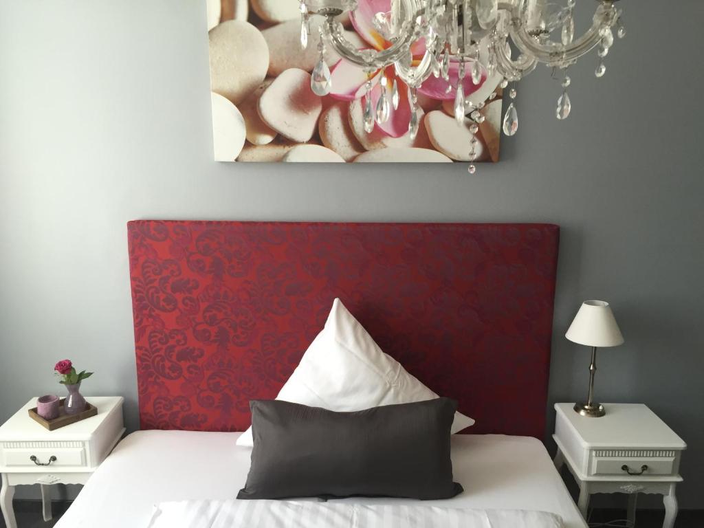 Postel nebo postele na pokoji v ubytování Hotel Heddernheimer Hof