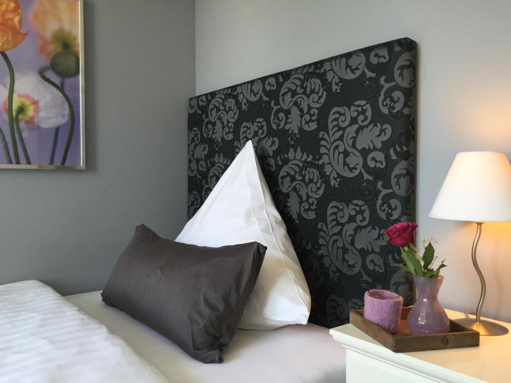 Postel nebo postele na pokoji v ubytování Hotel Heddernheimer Hof