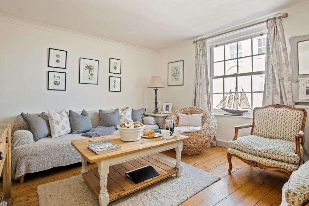 una sala de estar con un sofá y una mesa en Central Lymington Retreat, en Lymington