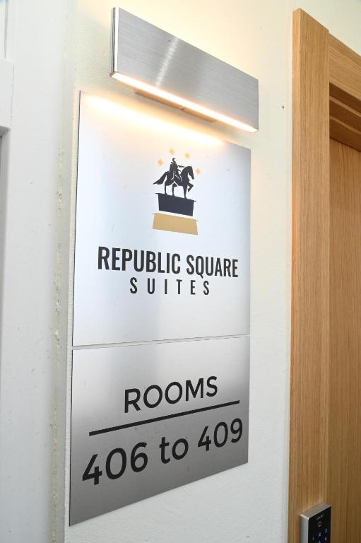 Certifikát, hodnocení, plakát nebo jiný dokument vystavený v ubytování Republic Square Luxury Suites