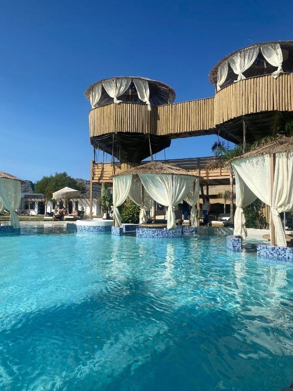 Bazén v ubytování Alia Beachfront Suites and Spa nebo v jeho okolí