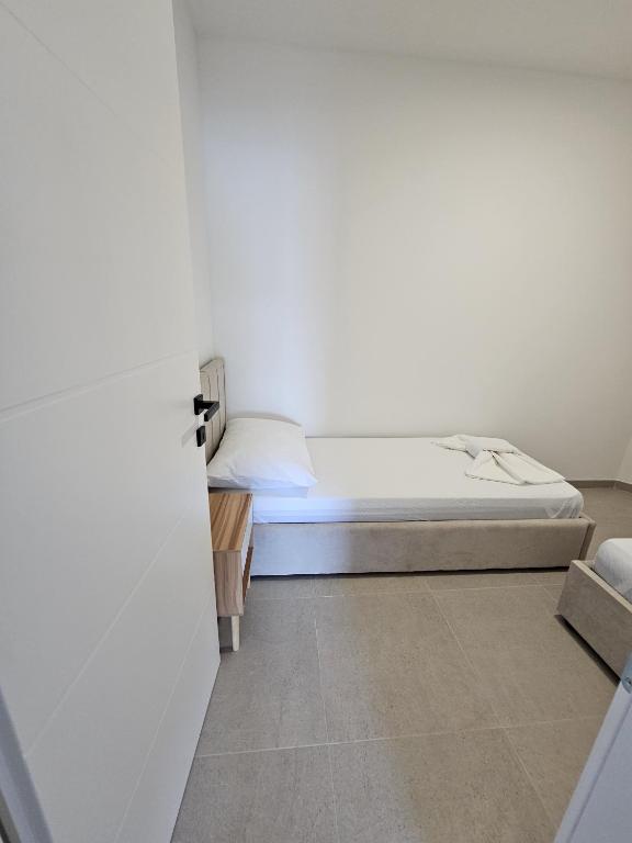 Postel nebo postele na pokoji v ubytování Apartmani Leženić M