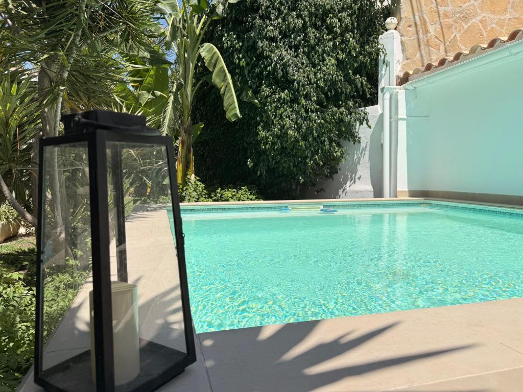 Bazén v ubytovaní Villa a 100 metros de la playa alebo v jeho blízkosti