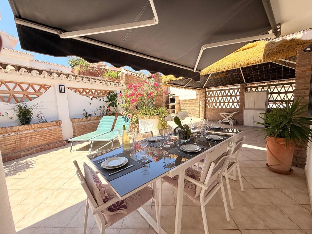 Patio alebo iná vonkajšia časť ubytovania Villa a 100 metros de la playa