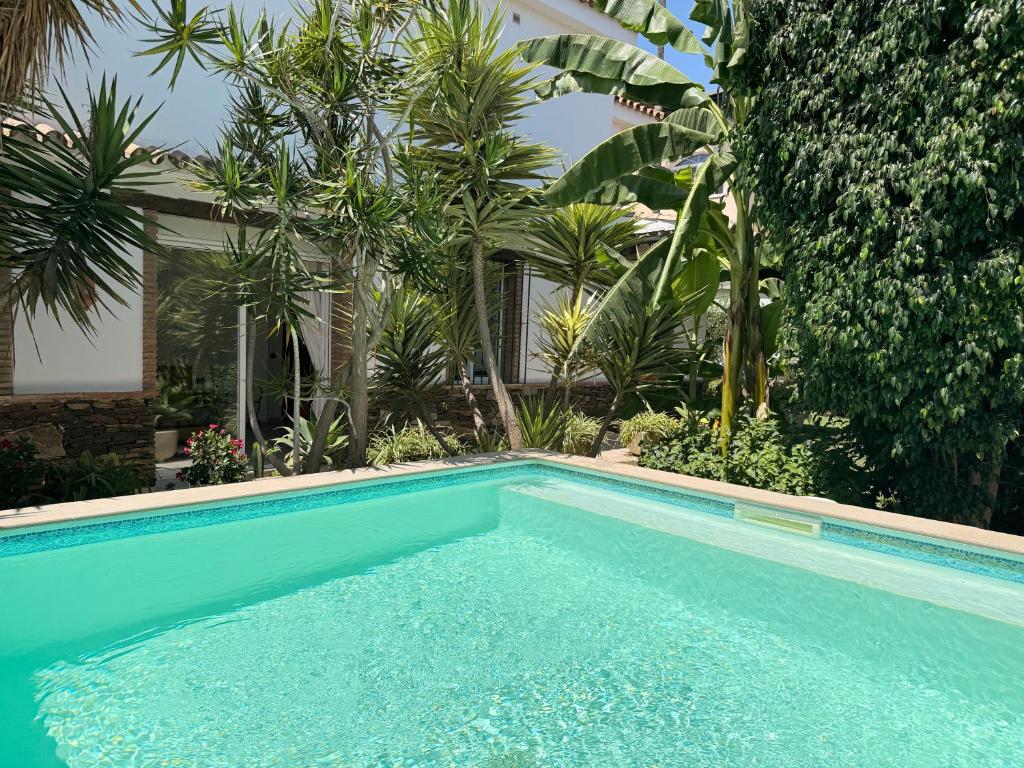 Bazén v ubytovaní Villa a 100 metros de la playa alebo v jeho blízkosti