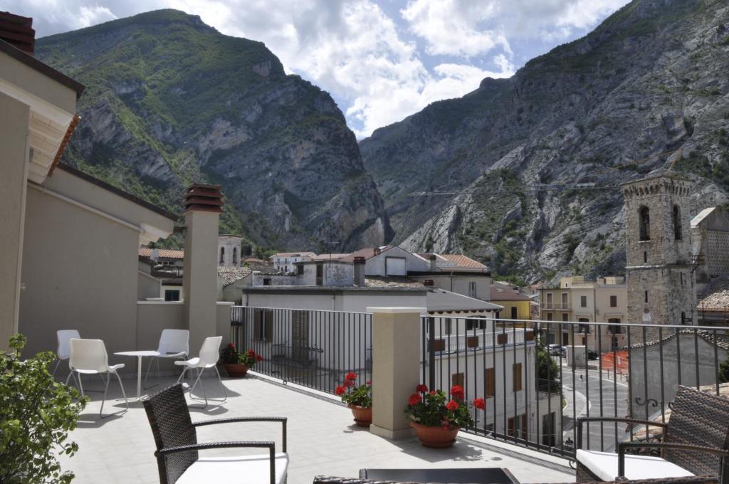 a balcony with chairs and a view of mountains at Da Oreste Affittacamere in Fara San Martino