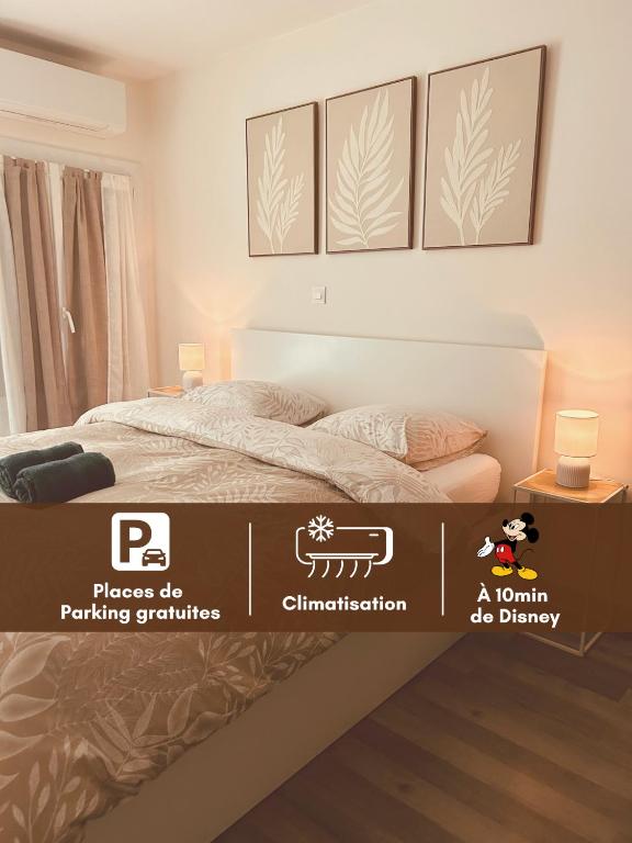 une chambre avec un lit avec quatre tableaux au mur dans l'établissement Appartement climatisé Disney- Val D'europe, à Serris