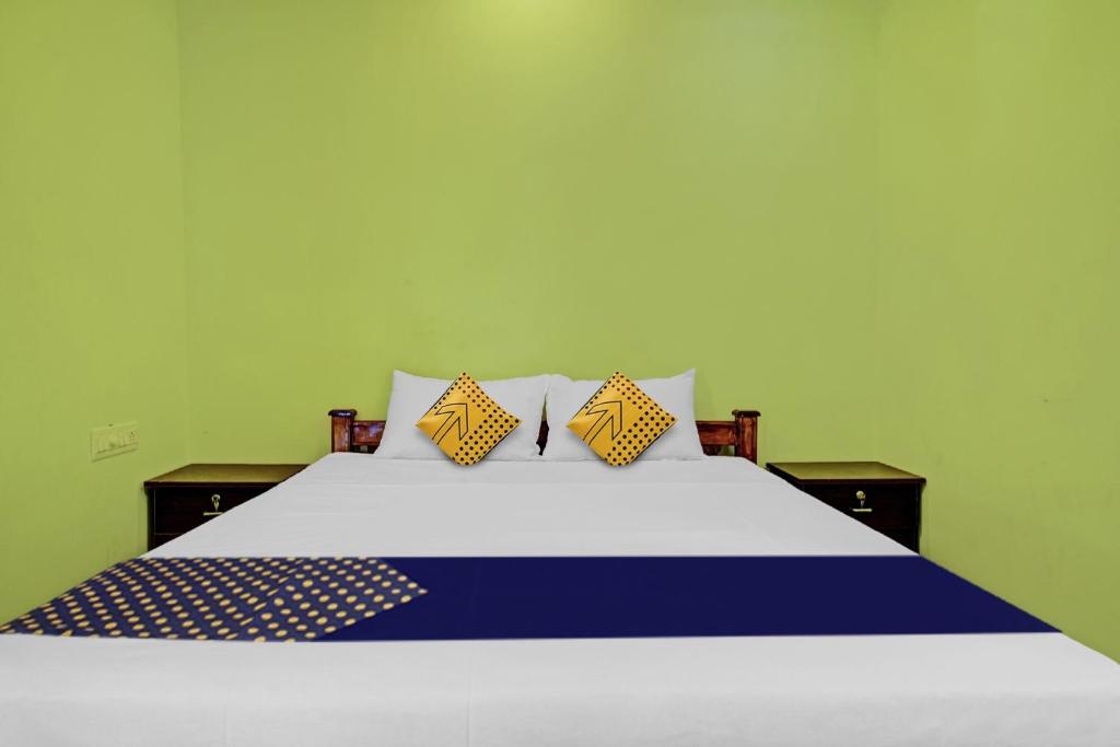 Postel nebo postele na pokoji v ubytování Hotel O SS Residency