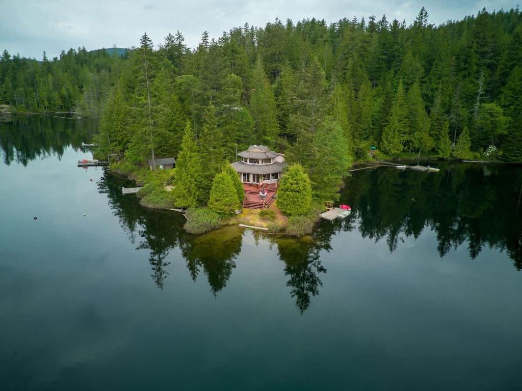 una casa en una isla en medio de un lago en North Lake Waterfront Home, en Egmont