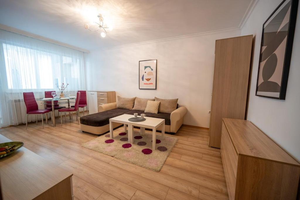 Spacious 1BDR in the Center with FREE Parking