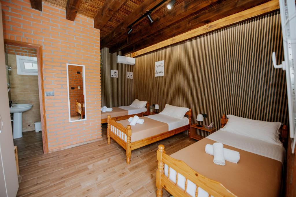 En eller flere senger på et rom på Borealis Guest House