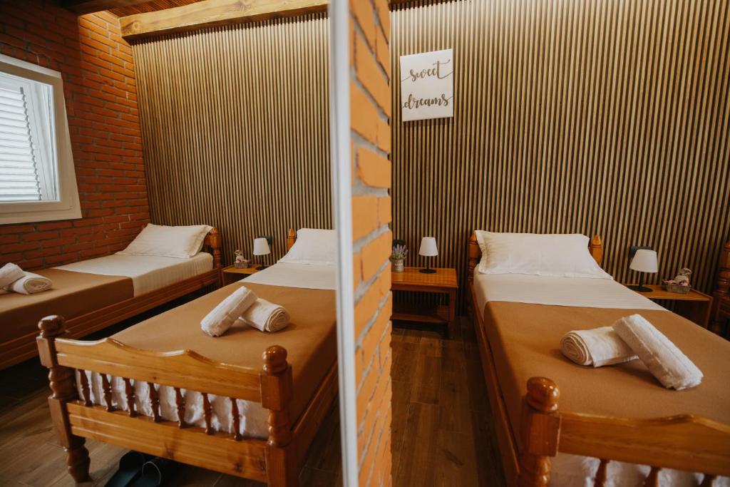 En eller flere senger på et rom på Borealis Guest House