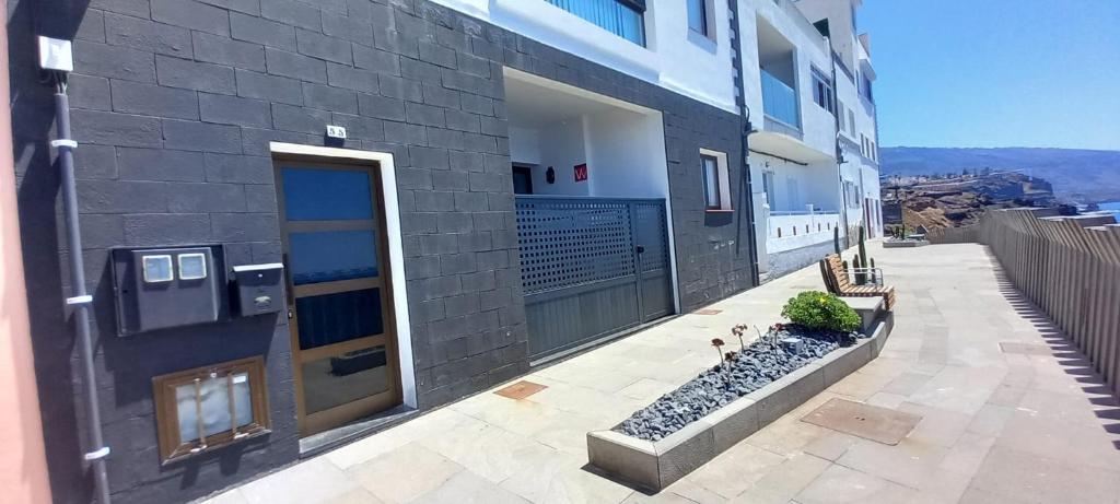budynek z drzwiami z boku w obiekcie Moderno apartamento frente al mar w Puerto de la Cruz