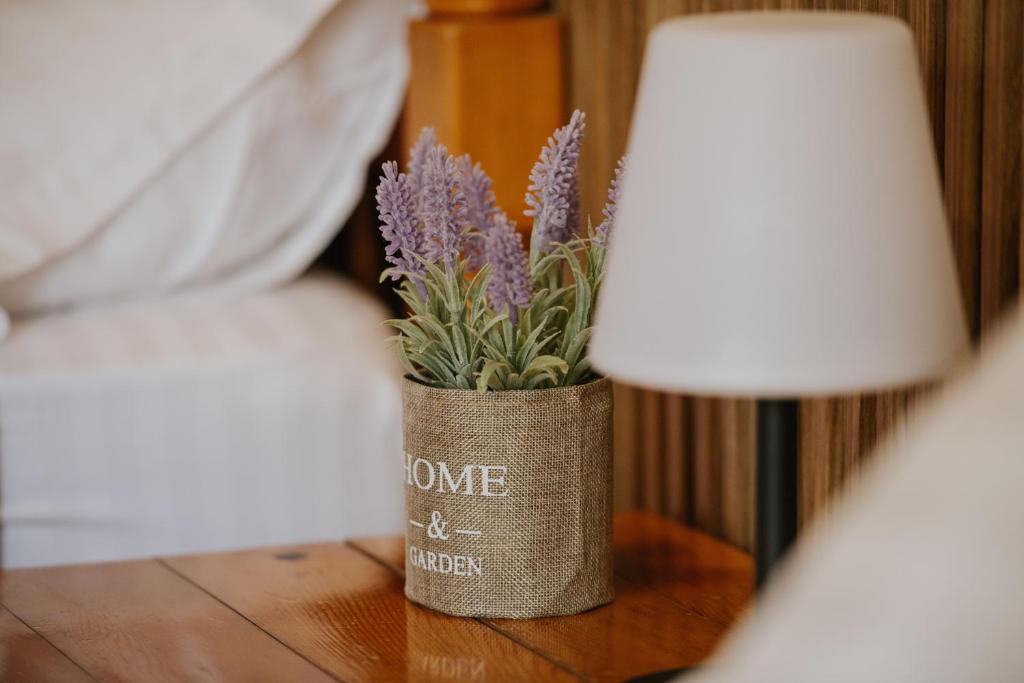 En eller flere senger på et rom på Borealis Guest House