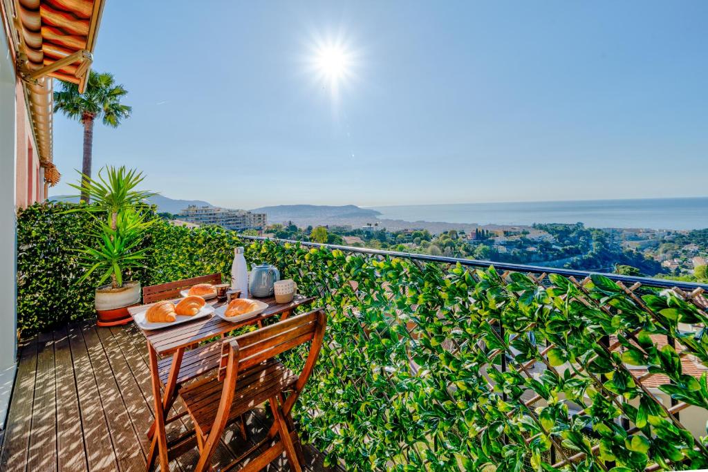 une table et des chaises sur un balcon avec vue sur l'océan dans l'établissement Panoramic sea view of the French Riviera, Parking, à Nice