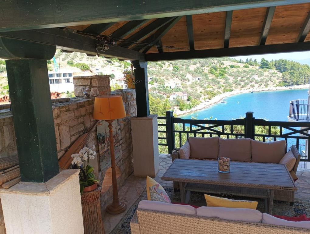 een patio met een tafel en uitzicht op de oceaan bij Apartment Indira in Vela Luka