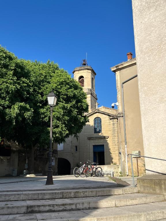 un bâtiment avec des vélos garés devant lui dans l'établissement T2 sur la place du village proche Mer et Montpellier, à Saint-Jean-de-Védas