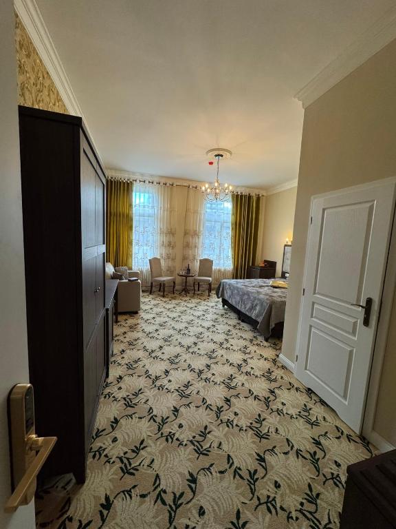 Postel nebo postele na pokoji v ubytování Hotel Rudolf II Karlovy Vary