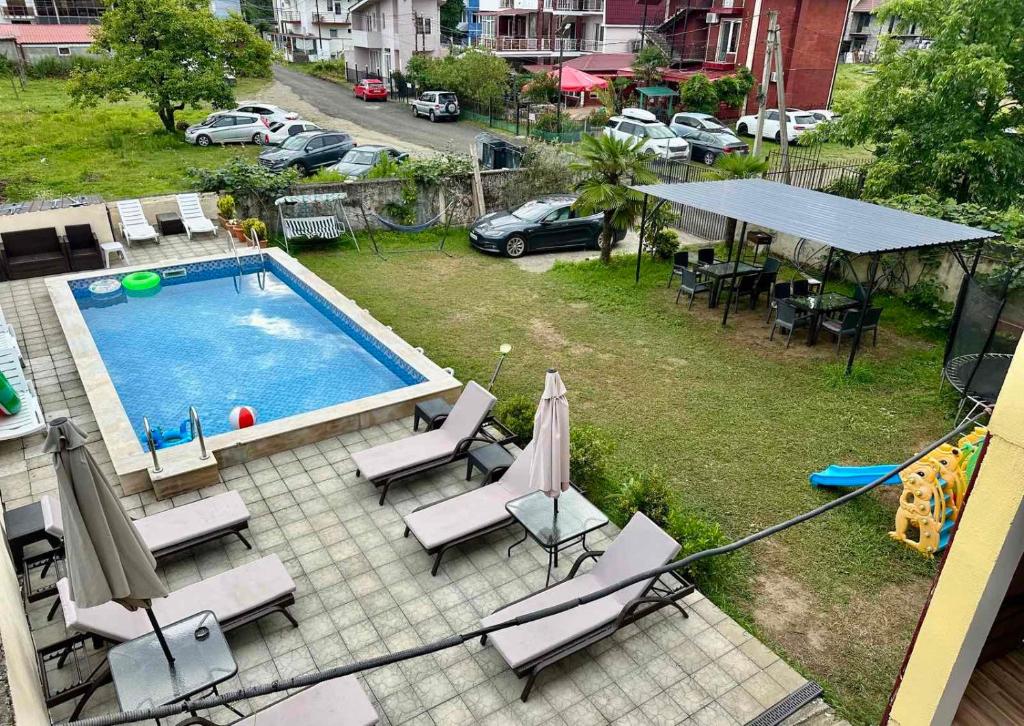 Bazén v ubytování Hotel Crown nebo v jeho okolí
