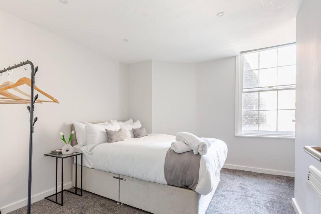 a white bedroom with a bed and a window at Luxury 1-Bedroom City Centre Apartment, Liverpool Hideaway in Liverpool