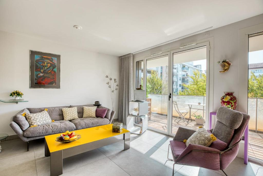 un salon avec un canapé, une table et des chaises dans l'établissement Appartement Dolce Vita - Your ideal getaway in the heart of Annecy, à Annecy