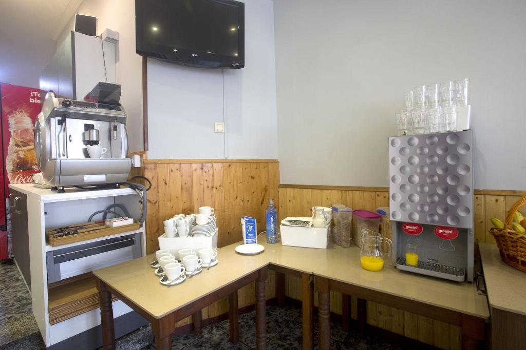 A kitchen or kitchenette at Hotel Carlos 96