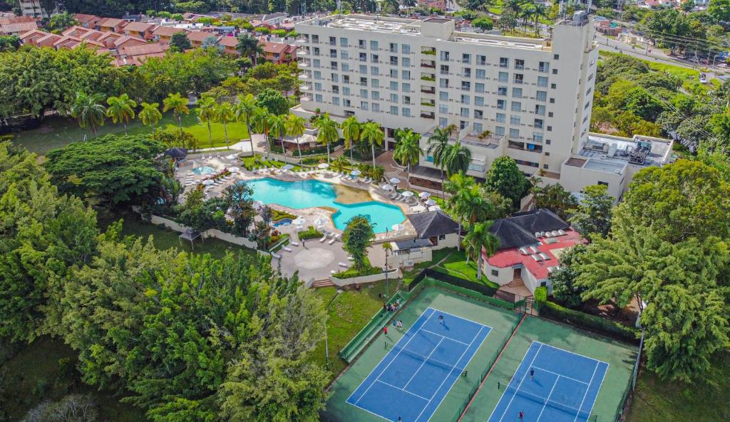 Kolam renang di atau di dekat Hotel Estelar Altamira