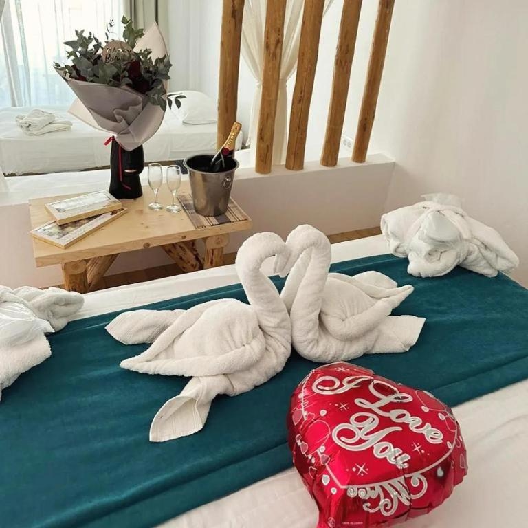 Postel nebo postele na pokoji v ubytování Alia Beachfront Suites and Spa