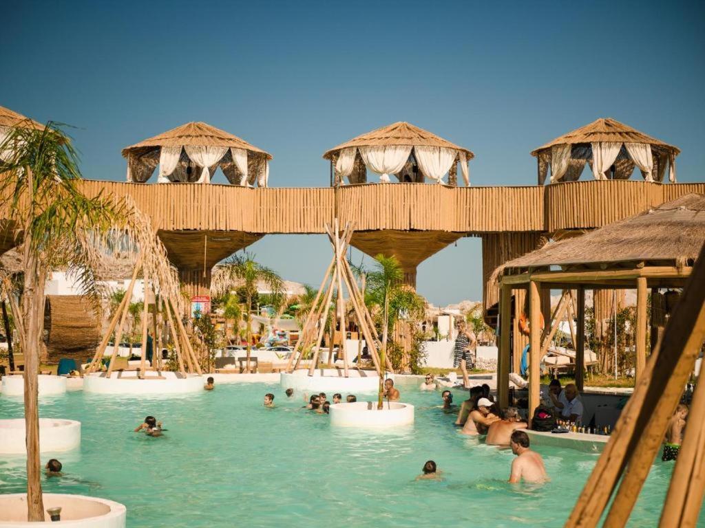 Bazén v ubytování Alia Beachfront Suites and Spa nebo v jeho okolí