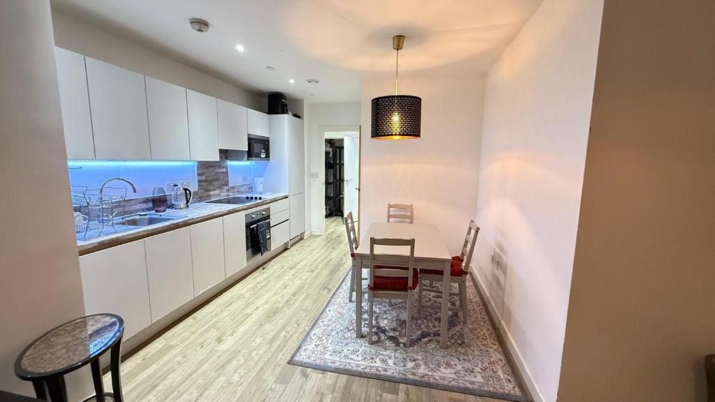 Stylish 2BR Apartment Near Wembley Stadium - Balcony & Parking - Apartamento De Dos Dormitorios Con Balcón