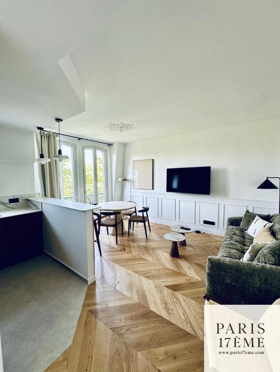 un salon avec un canapé et une table dans l'établissement Paris 17 Elegance and Light Monceau and Batignolles, à Paris