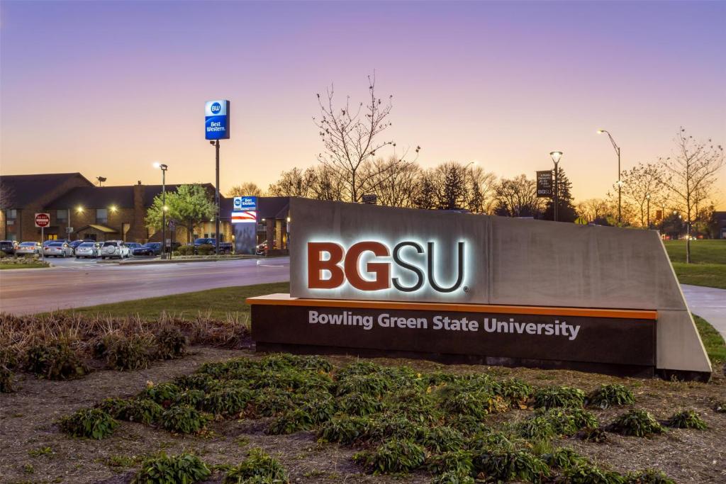 ボーリンググリーンにあるBest Western Falcon Plaza - Bowling Greenの建物の緑の州立大学の建物看板