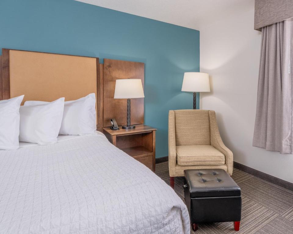 Postel nebo postele na pokoji v ubytování Best Western Plus Frontier Inn