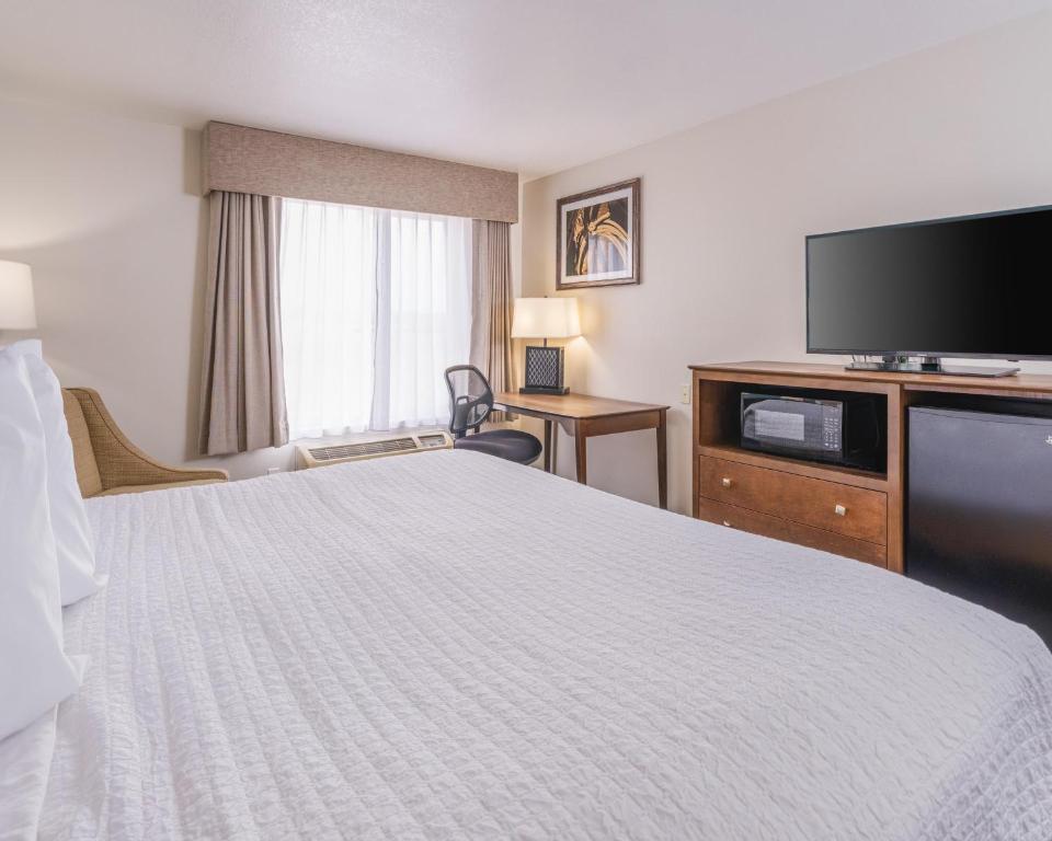 Postel nebo postele na pokoji v ubytování Best Western Plus Frontier Inn