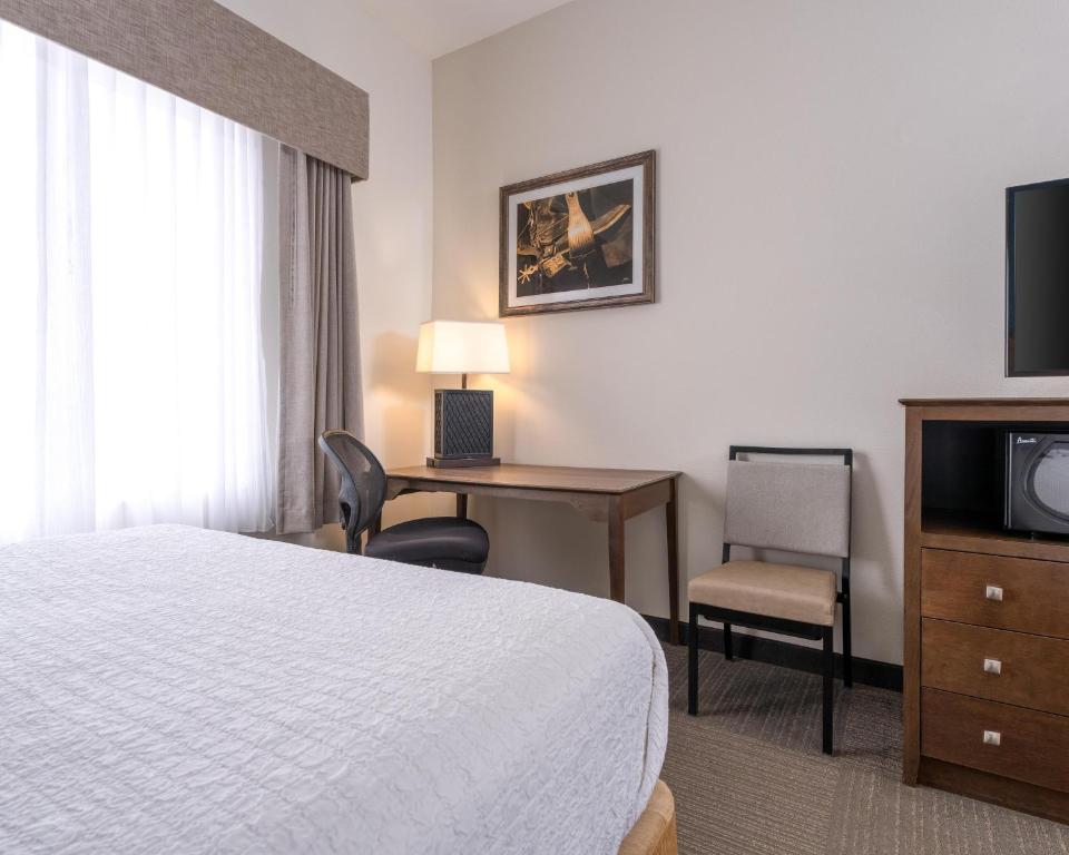 TV a/nebo společenská místnost v ubytování Best Western Plus Frontier Inn
