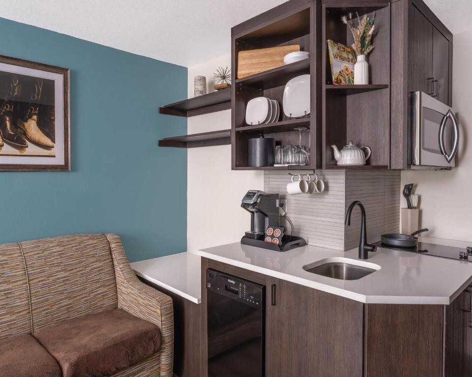 Kuchyň nebo kuchyňský kout v ubytování Best Western Plus Frontier Inn