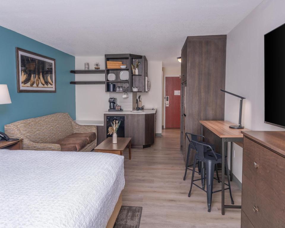 Postel nebo postele na pokoji v ubytování Best Western Plus Frontier Inn