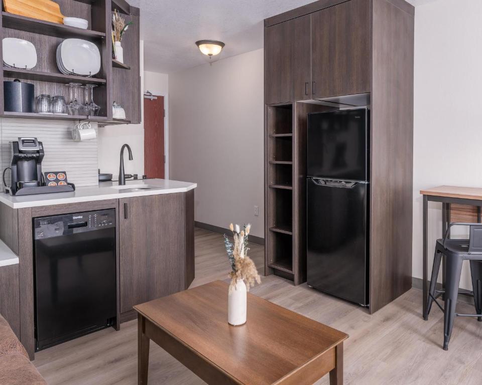 Kuchyň nebo kuchyňský kout v ubytování Best Western Plus Frontier Inn