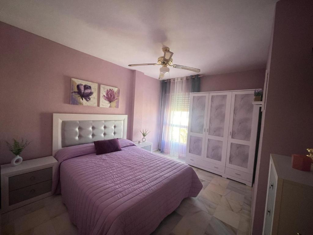 ein Schlafzimmer mit einem lila Bett und einem Fenster in der Unterkunft Vista Hermosa Costa Granada in Castell de Ferro