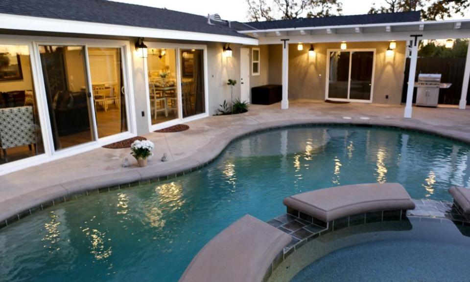 Πισίνα στο ή κοντά στο Fantastic 6 bedroom, 45 bath home (4 master Suites), pool home